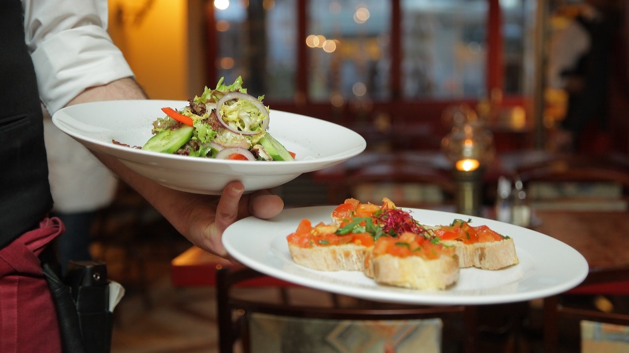 Sommelier, barmen, pomoćni kuhar, pomoćni konobar, pizza majstor, hotelska sobarica